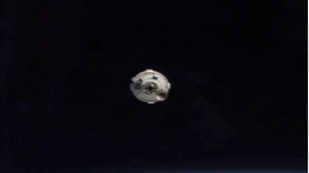 अंतरिक्ष से दो रूसी, एक अमेरिकी नागरिक को लेकर कैप्सूल पृथ्वी की ओर रवाना