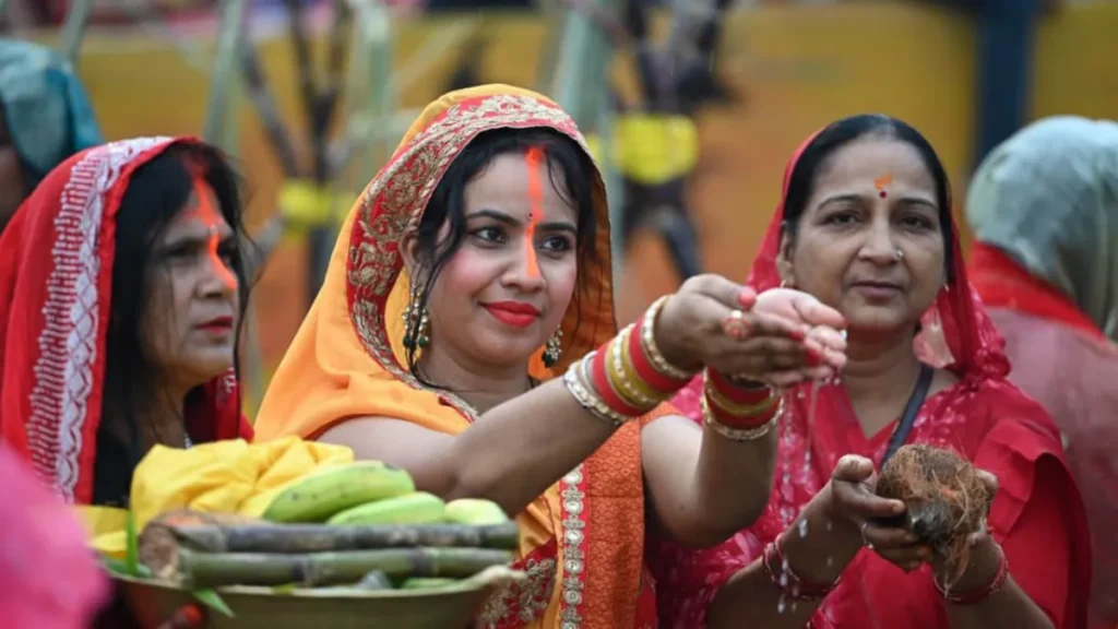देशभर में उगते सूर्य को अर्घ्य देकर महिलाओं ने संपन्न किया 36 घंटे का महाव्रत, पीएम मोदी ने दी शुभकामनाएं