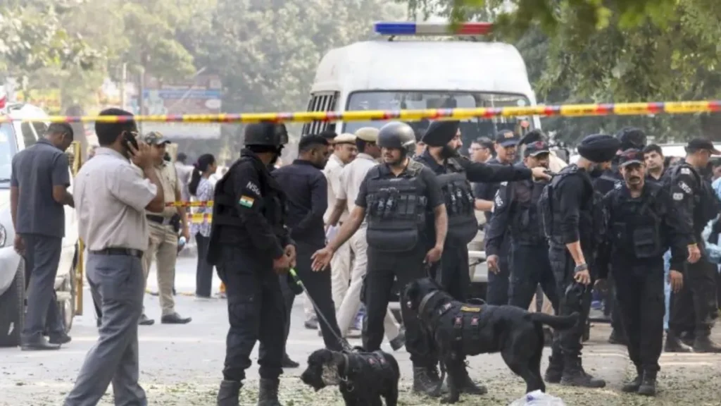 दिल्ली के दो कोर्ट और दो CRPF स्कूलों को बम से उड़ाने की सूचना, जांच के बाद निकली फर्जी