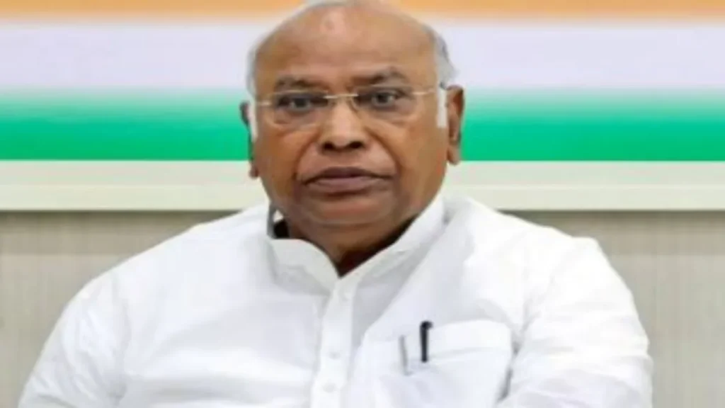 मणिकर्णिका घाट के पुनर्विकास पर खरगे ने साधा निशाना, कहा- अपनी नामपट्टिका लगवाना चाहते हैं मोदी