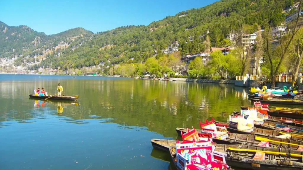 उत्तराखंड में बारिश के बाद बर्फबारी, सफ़ेद चादर से ढकें पहाड़, स्नोफॉल के चलते रुकी माता वैष्णो देवी यात्रा