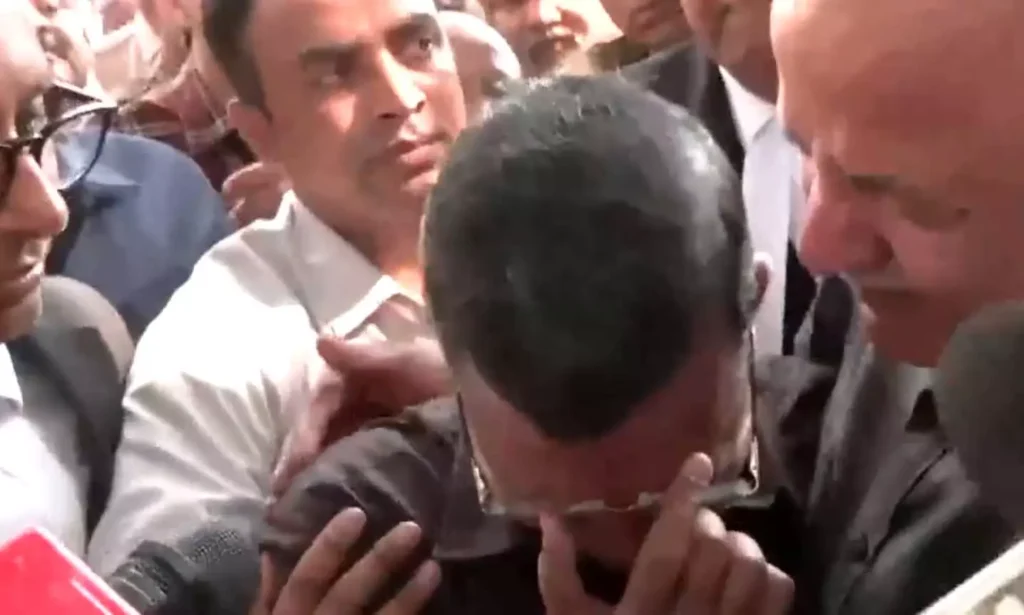 शराब घोटाले में बरी होकर रो पड़े पूर्व मुख्यमंत्री अरविंद केजरीवाल,