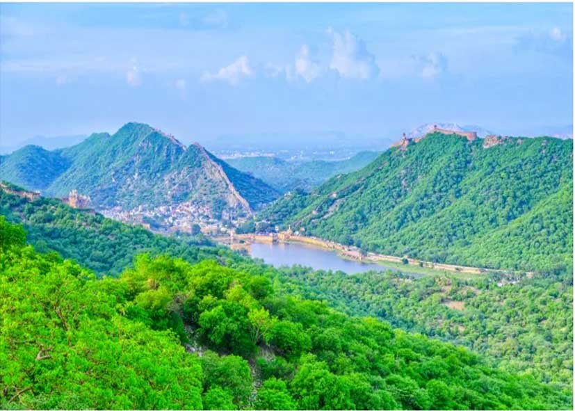 अरावली की पहाड़ियों में बने धार्मिक स्थलों को हटाने के लिए वन विभाग ने जारी किए नोटिस, 15 दिन का अल्टीमेटम