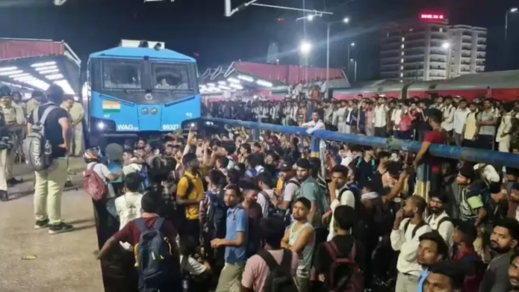 पटना में छात्रों का भारी बवाल, हालात बेकाबू-पुलिस ने दागे आंसू गैस के गोले