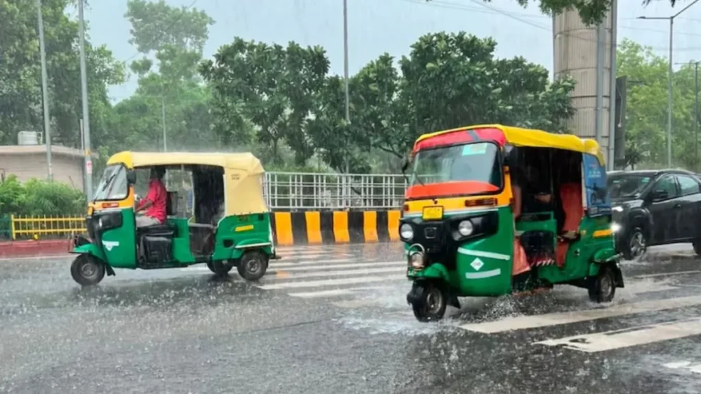 Rain Alert: दिल्ली से यूपी तक झमाझम बारिश, IMD ने 14 राज्यों में जारी किया महाअलर्ट; जानिए आपके राज्य का हाल