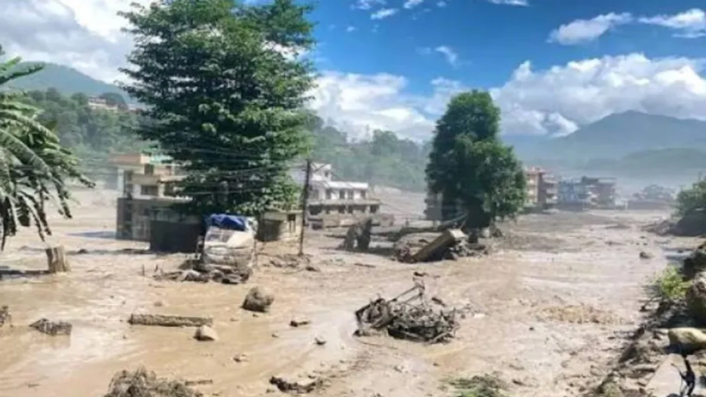 बाढ़ के बीच इस इलाके में मिले 400 भारतीय सुरक्षित, चीन ने दी नई चेतावनी