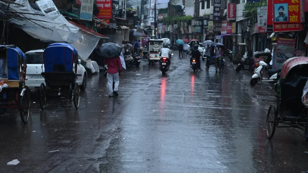 UP Heavy rain : 63 जिलों में बारिश का कहर, 117 मकान क्षतिग्रस्त; नेपाल की बारिश से नदियों पर नजर, फील्ड में उतरे अफसर