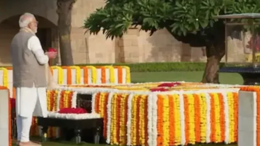 राजघाट पर PM मोदी ने किया बापू को नमन, CM योगी ने गांधी-शास्त्री के संदेश को बताया आज भी प्रासंगिक